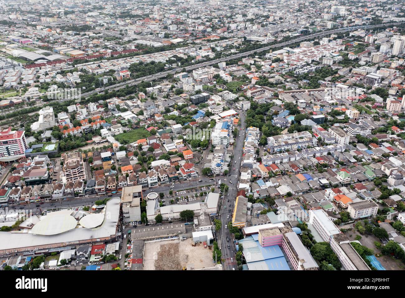 Luftaufnahme einer großen Stadt Es gibt viele Häuser in Proportionen angeordnet, die eine Straße durchgeschnitten und ein wenig Grünfläche haben. Stockfoto