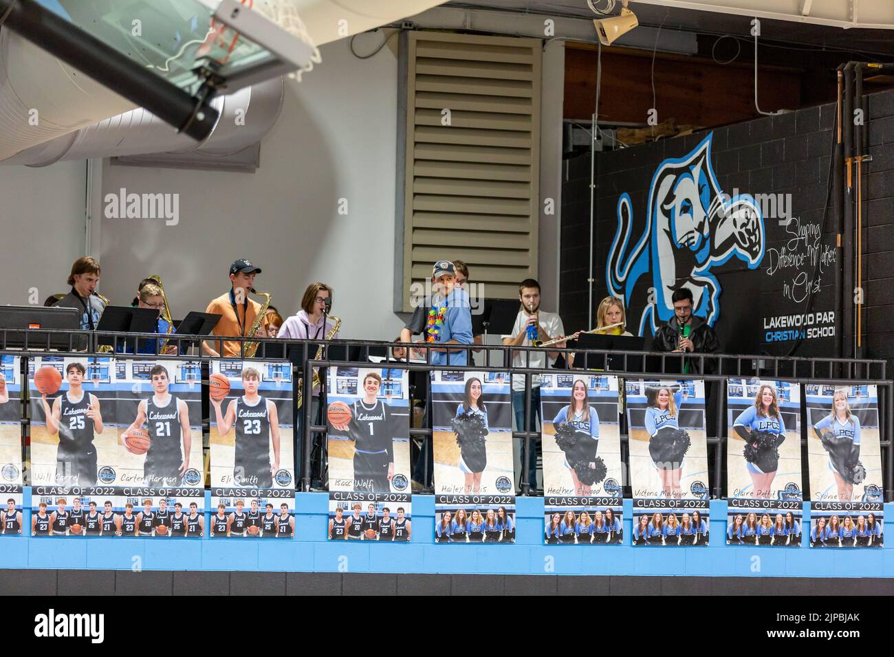 Die High School-Band spielt auf Transparenten, die ältere Athleten während einer Sportveranstaltung in der Lakewood Park Christian School in Auburn, Indiana, USA, ehren. Stockfoto