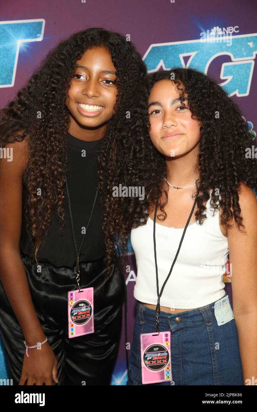 Pasadena, Ca. 16. August 2022. Lou Sulola Samuel und Stella Luna Pompeo Ivery bei der AmericaÕs Got Talent Season 17 Live Show Red Carpet im Sheraton Pasadena Hotel am 16. August 2022 in Pasadena, Kalifornien. Quelle: Saye Sadou/Media Punch/Alamy Live News Stockfoto