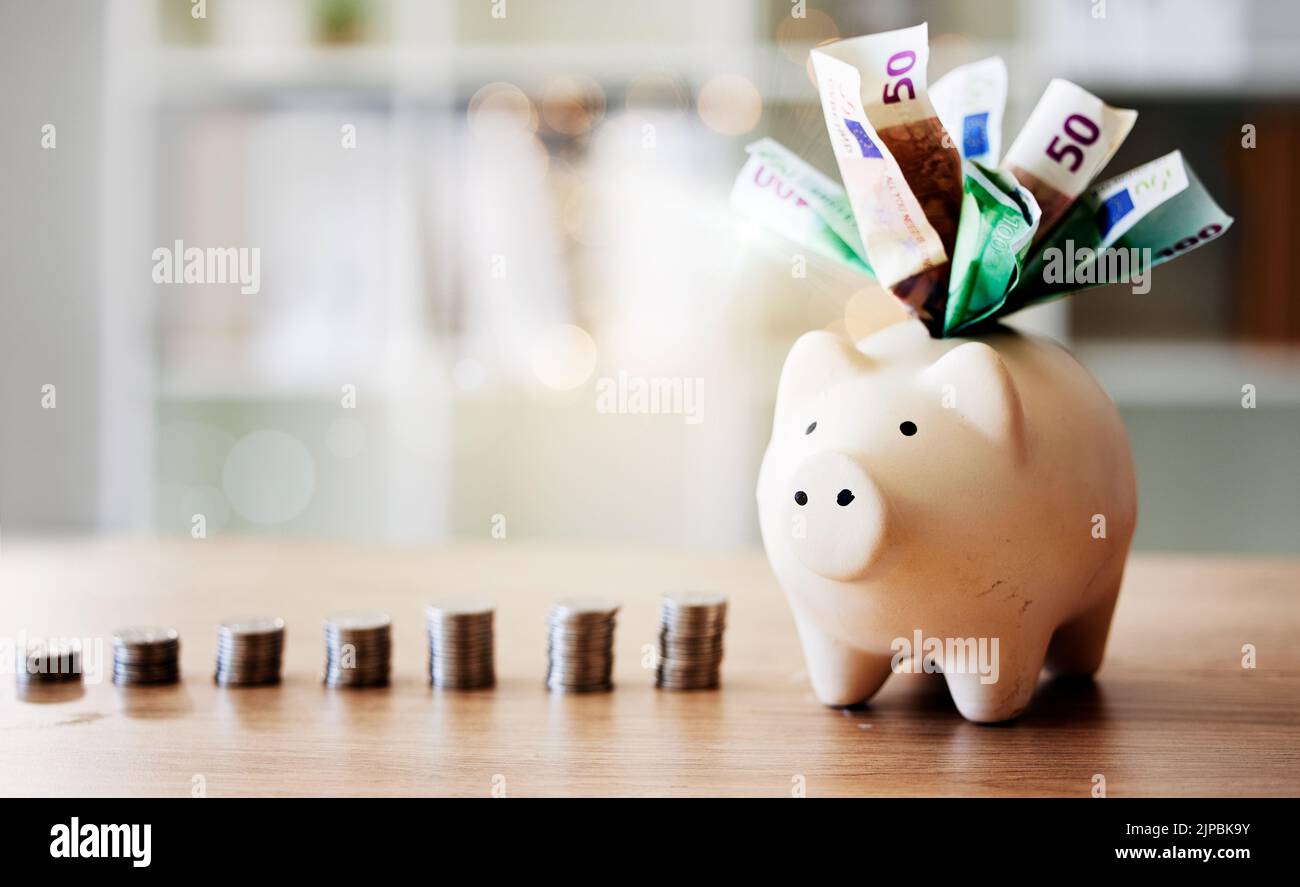 Banken, Finanzen und Investitionen in Sparschwein für zukünftige Einsparungen, Budget und Versicherungen auf einem Tisch. Nahaufnahme des Werkzeugs, um mit Geldscheinen und Münzen zu sparen Stockfoto