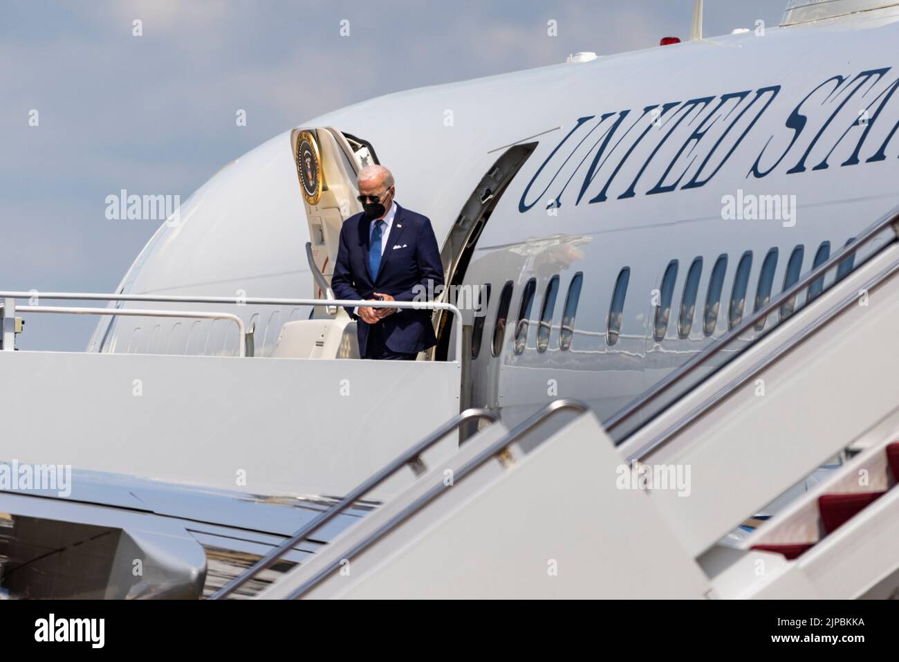 US-Präsident Joe Biden tritt von Air Force One ab, als er von seinem Urlaub in South Carolina am 16. August 2022 in der Joint Base Andrews, Maryland, USA, ankommt. Später am Tag wird der Präsident das Gesetz zur Inflationsreduzierung im Weißen Haus unterzeichnen. Die Verabschiedung der lang verzögerten $750-Milliarden-Dollar-Klima- und Steuerrechnung war Teil einer großen Wende für die Regierung Biden, die sich bemüht hatte, die Gesetzgebung durch den Kongress zu bewegen. Kredit: Jim LoScalzo/Pool über CNP Stockfoto