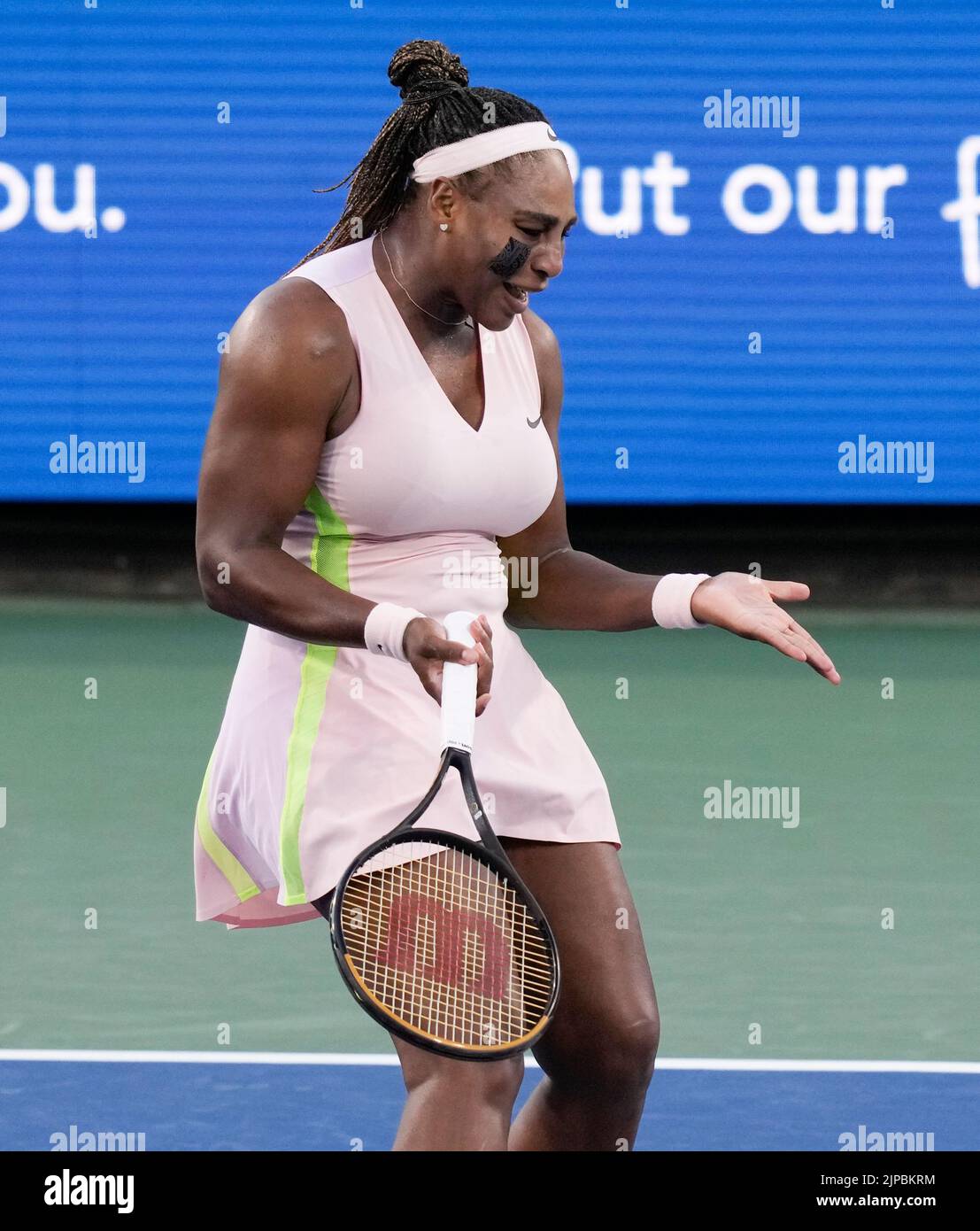 16. August 2022: Serena Williams (USA) verliert Emma Raducanu (GBR), 6-4, 6-0 bei den Western & Southern Open, gespielt im Lindner Family Tennis Center in Cincinnati, Ohio, {USA} © Leslie Billman/Tennisclix/CSM Stockfoto