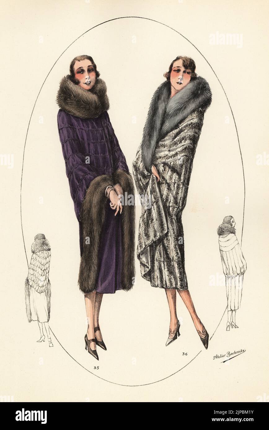 Modische Frauen in kurzen bob Haarschnitten und luxuriösen Pelzmänteln. Abendmantel aus Samt-Chiffon mit Fuchskragen und Verkleidung 35. Abendmantel in Chinchilla mit grauem Fuchskragen 36. Handkolorierte Lithographie von Modeles originaux de Fourrures, Original Models in fur, Nr. 17, Atelier Bachwitz, Wien, 1926. Stockfoto
