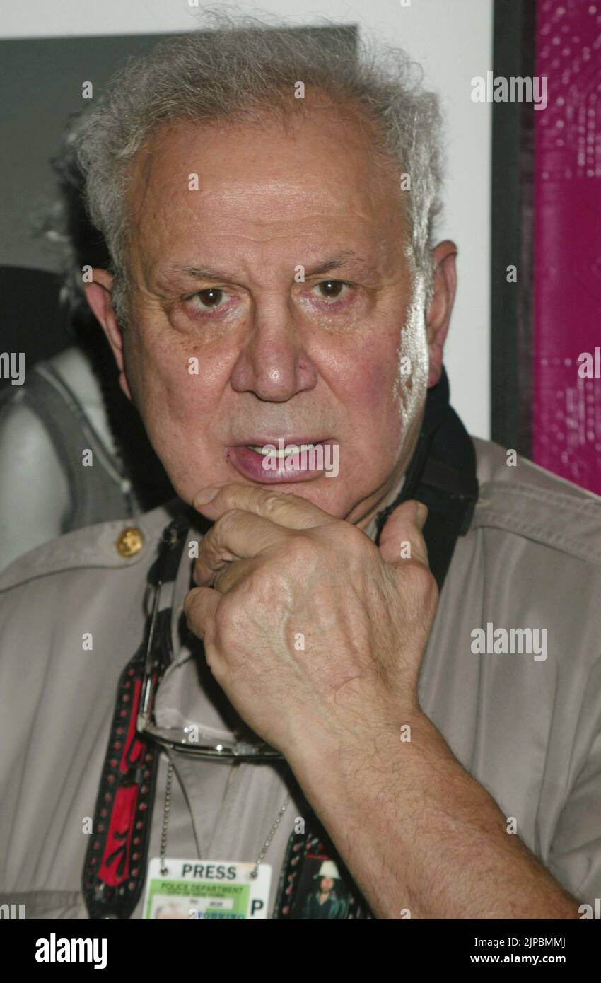 Ron Galella nimmt am 23. Juni 2003 an einem Empfang für die Ausstellung „Hooking Up“ Celebrity Photography in der Serena Bar and Lunge in New York City Teil. Foto: Henry McGee/MediaPunch Stockfoto