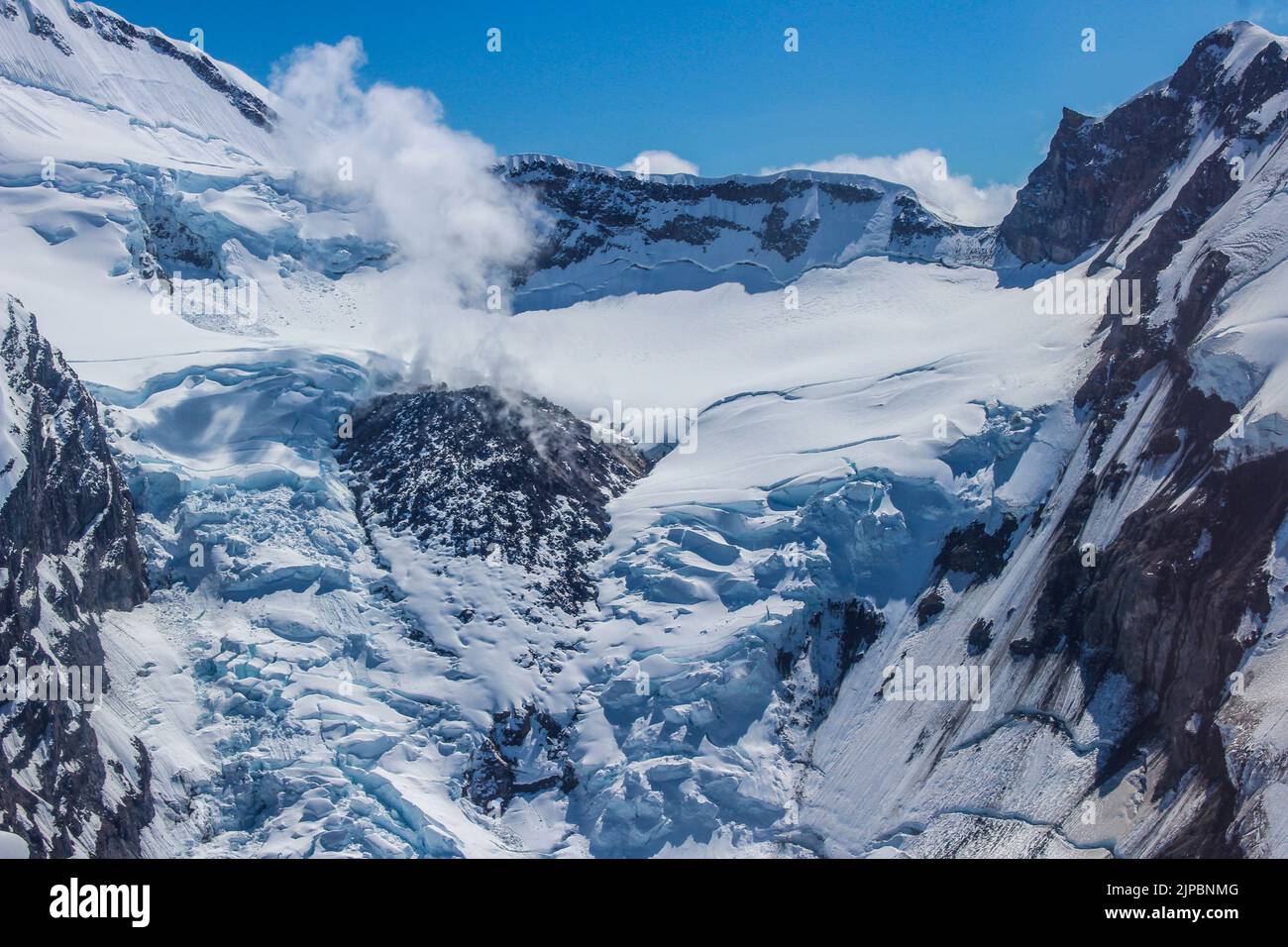Aktiver Vulkan in einer alaskischen Bergkette auf dem Weg zur Chinitna Bay Stockfoto