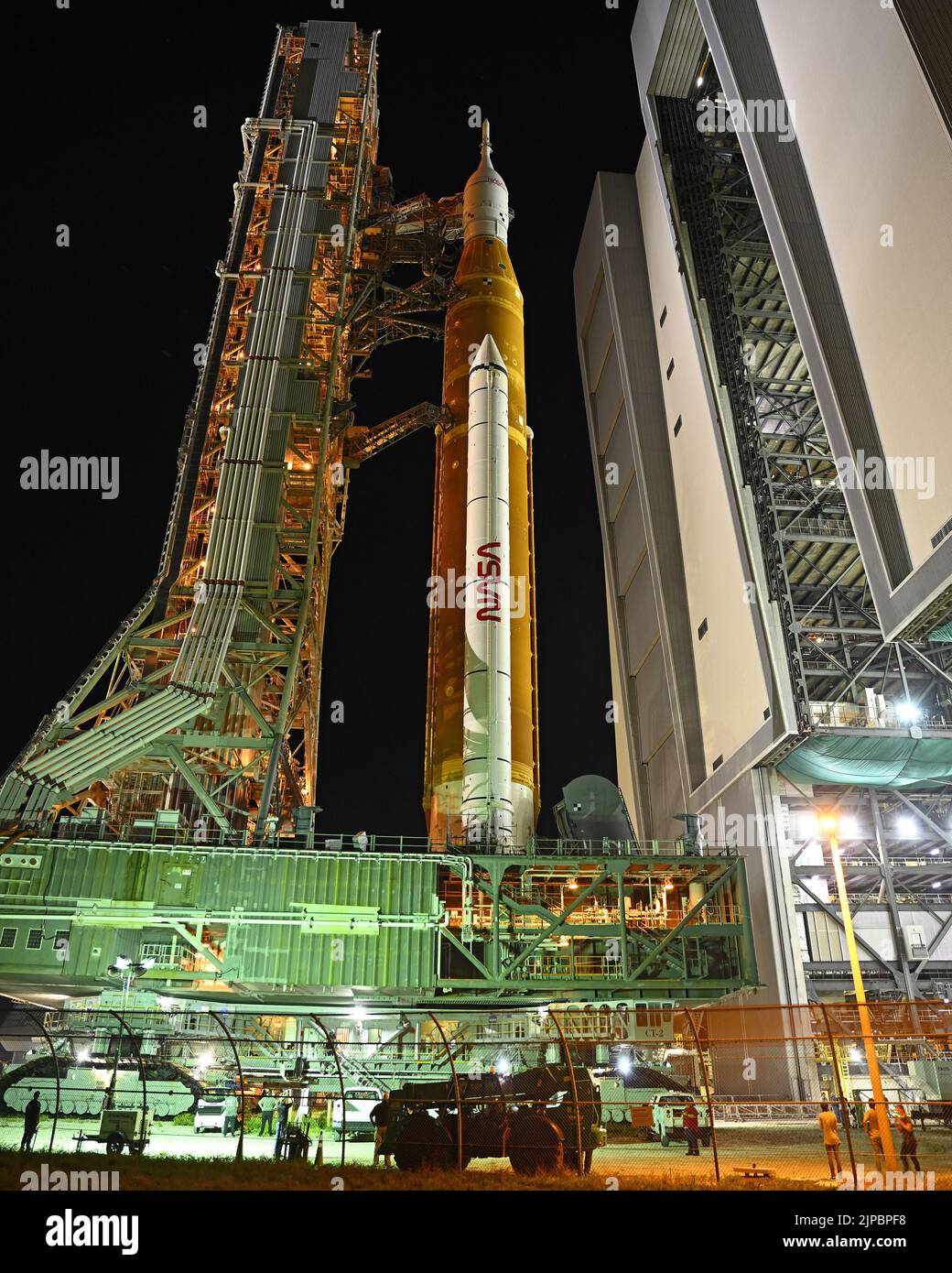 Die SLS-Rakete der NASA und die Raumsonde Orion Rollen am Dienstag, den 16. August 2022, vom Vehicle Assembly Building zum Komplex 39B im Kennedy Space Center, Florida. Der Booster und die Raumsonde wurden für den Erstflug des Artemis-Programms vorbereitet. Der Testflug ohne Besatzungsmacht wird den Weg für zukünftige Missionen mit Besatzungsmacht zum Mond und darüber hinaus ebnen Foto von Joe Marino/UPI Quelle: UPI/Alamy Live News Stockfoto