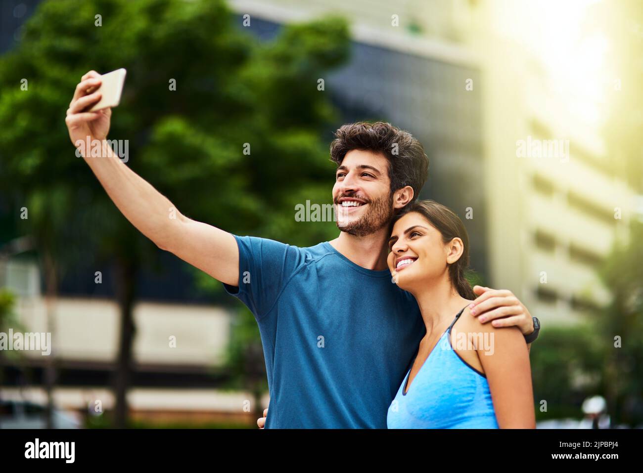 Wir haben unsere Fitnessziele mit der Welt geteilt. Ein sportliches junges Paar, das gemeinsam im Freien ein Selfie gemacht hat. Stockfoto