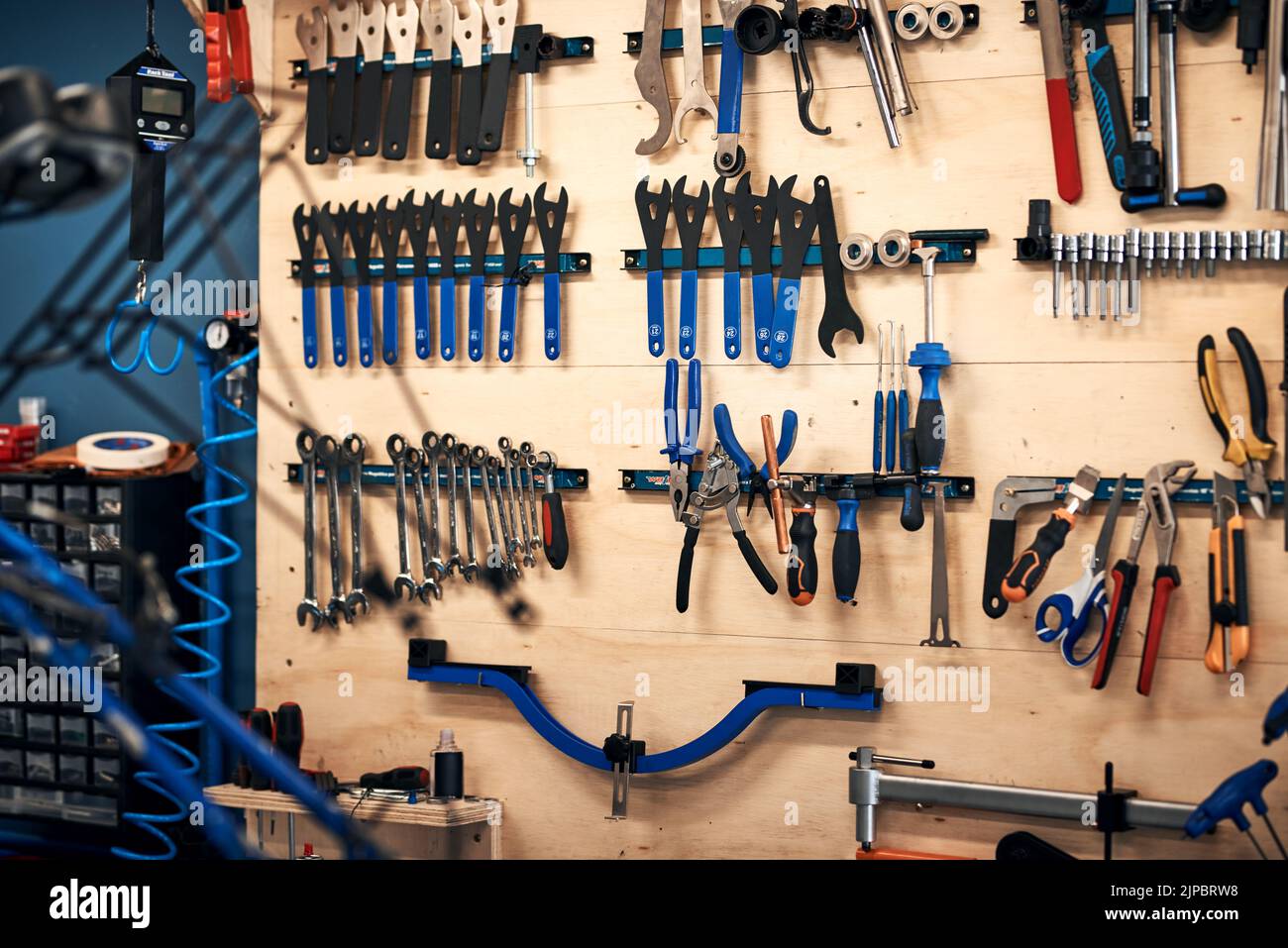Es gibt ein Werkzeug für jeden Reparaturauftrag. Werkzeuge in einer Werkstatt. Stockfoto