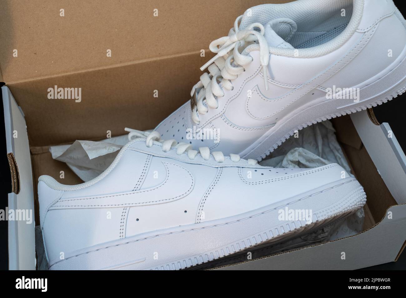 DOHA, KATAR - 17. AUGUST 2022: Nike Air Force 1 weiße Sneaker in einer Box. Illustratives redaktionelles Foto. Stockfoto