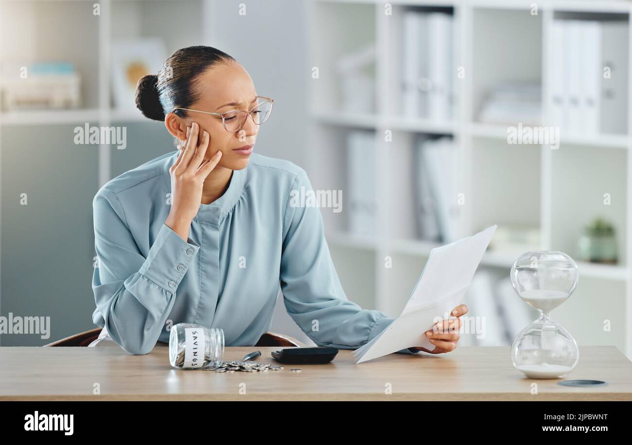 Schulden, Pleite und Finanzkrise für eine Geschäftsfrau verwirrt und gestresst ohne Geld. Eine kämpfende Frau, die sich Sorgen macht, arm zu sein oder zu gehen Stockfoto