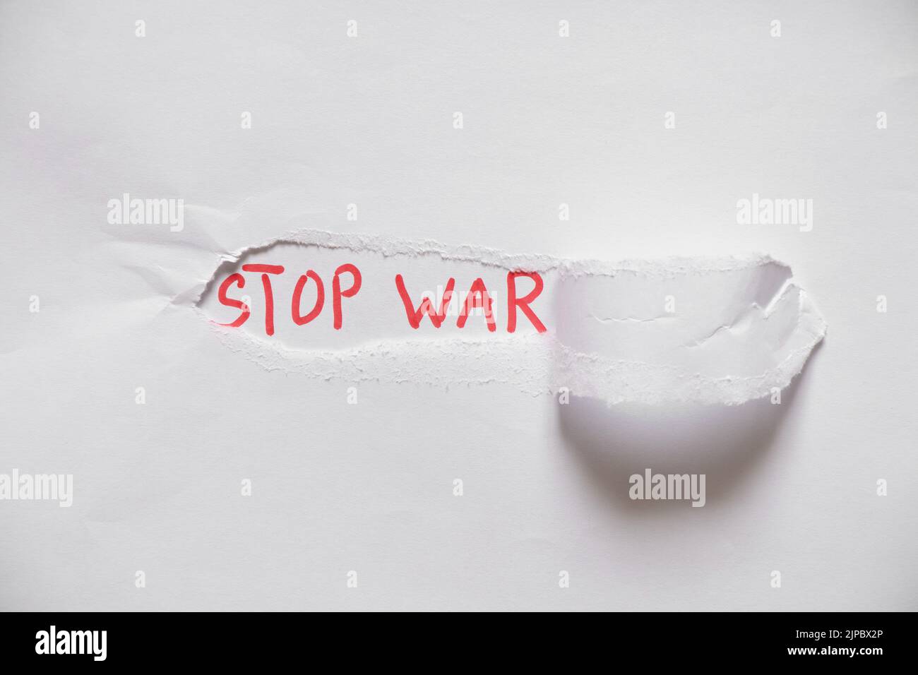 Schriftlicher Text Stopp Krieg auf Weißbuch, Protestaktion, kein Krieg zwischen Russland und der Ukraine. Krieg stoppen, Protestaktion 2022 Stockfoto