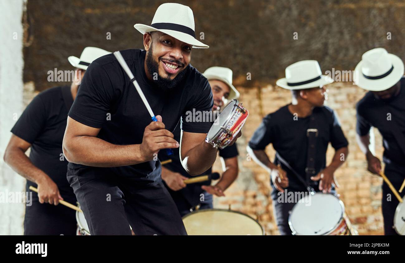 Sie haben ein paar groovige Beats bekommen. Portrait einer Gruppe von Musikern, die in Innenräumen zusammen spielen. Stockfoto
