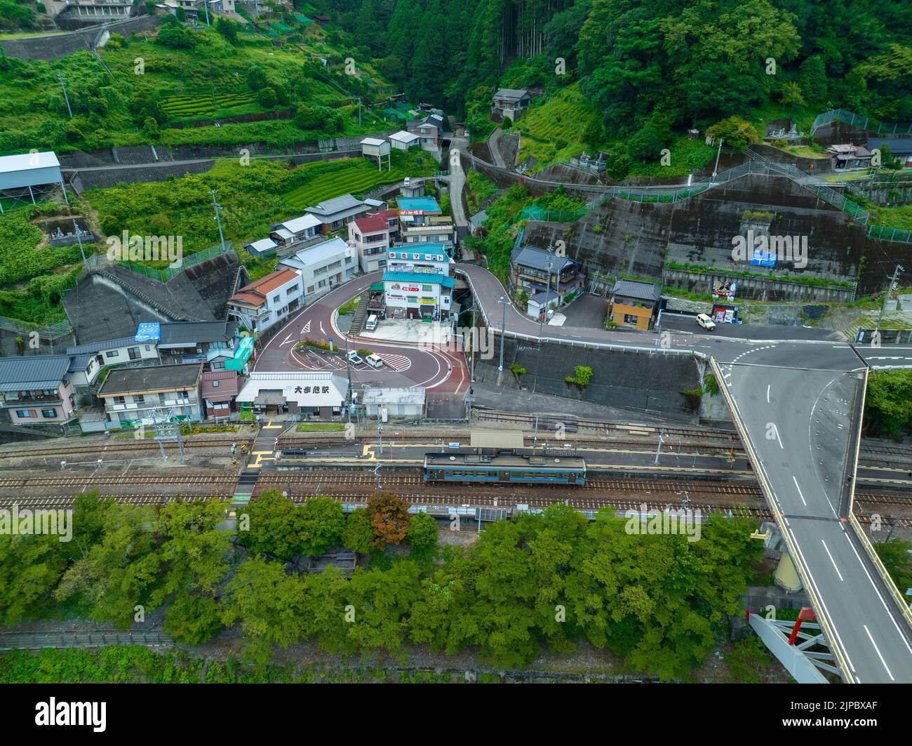 Luftaufnahme des Außenbahnhofs in einem kleinen Bergdorf Stockfoto