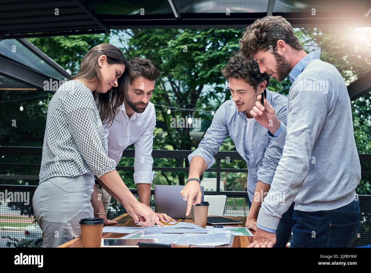 Treffen Sie sich, wo die Stimmung Sie bringt. Eine Gruppe von Geschäftskollegen, die ein Treffen im Freien in einem Café abhalten. Stockfoto