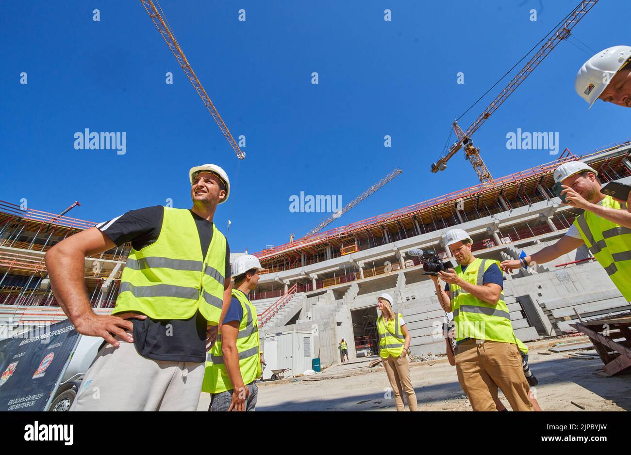 München, 16. August 2022, Basketballprofi Paul Zipser (L, FCB Basketball) bei einem Presseevent auf der Baustelle von SAP Garden, der neuen multifunktionalen Sportarena im Olympia Park München am 16. August 2022 in München. Der SAP Garden wird die neue Heimat der Show Red Card für den Bull Munich Ice Hockey Club und den Bayern Munich Basketball sein, die für den 2024. Juni geplant ist. © Peter Schatz / Alamy Live News Stockfoto