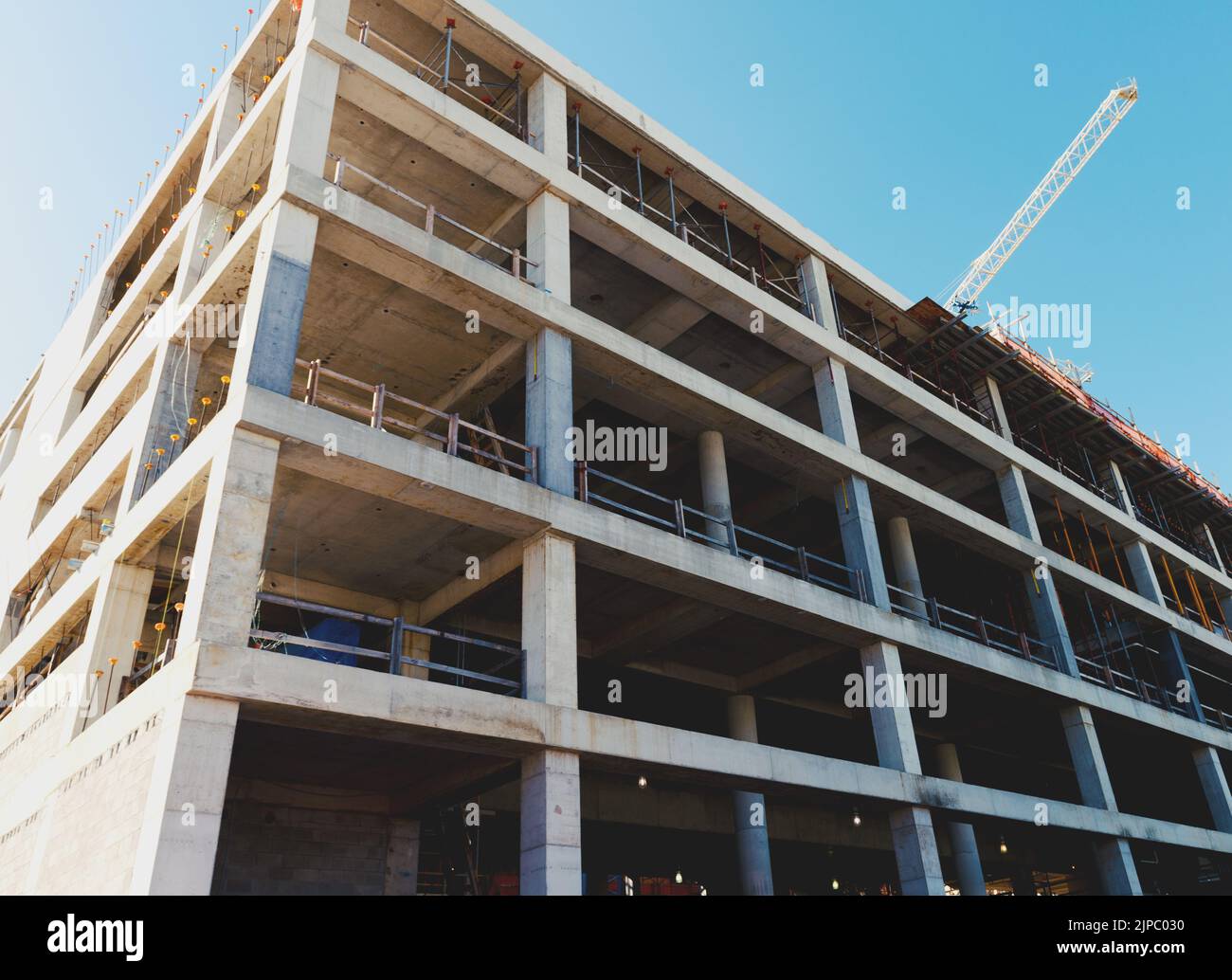 Bauunternehmen bauen ein neues großes Gebäude Stockfoto