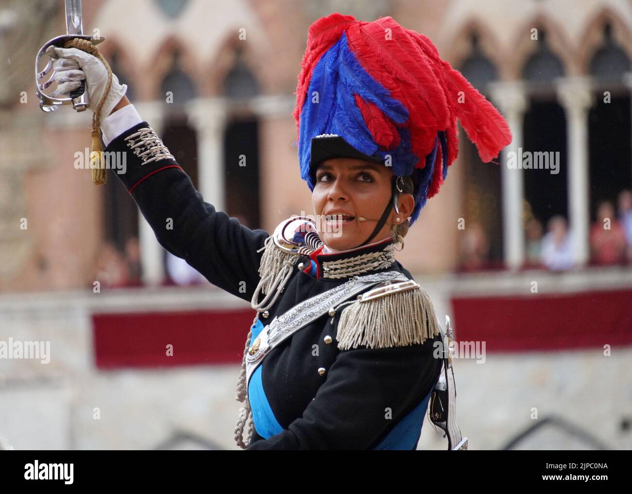 Siena, Italien. 16. August 2022. Ein italienischer Carabinieri tritt vor der Aussetzung des Pferderennens Palio in Siena, Italien, am 16. August 2022 auf. Das Pferderennen Palio wurde aufgrund des Regens auf den 17. August verschoben. Das historische Pferderennen Palio wird in diesem Jahr nach einer zweijährigen Pause aufgrund der COVID-19-Pandemie wieder ausgetragen. Quelle: Jin Mamengni/Xinhua/Alamy Live News Stockfoto