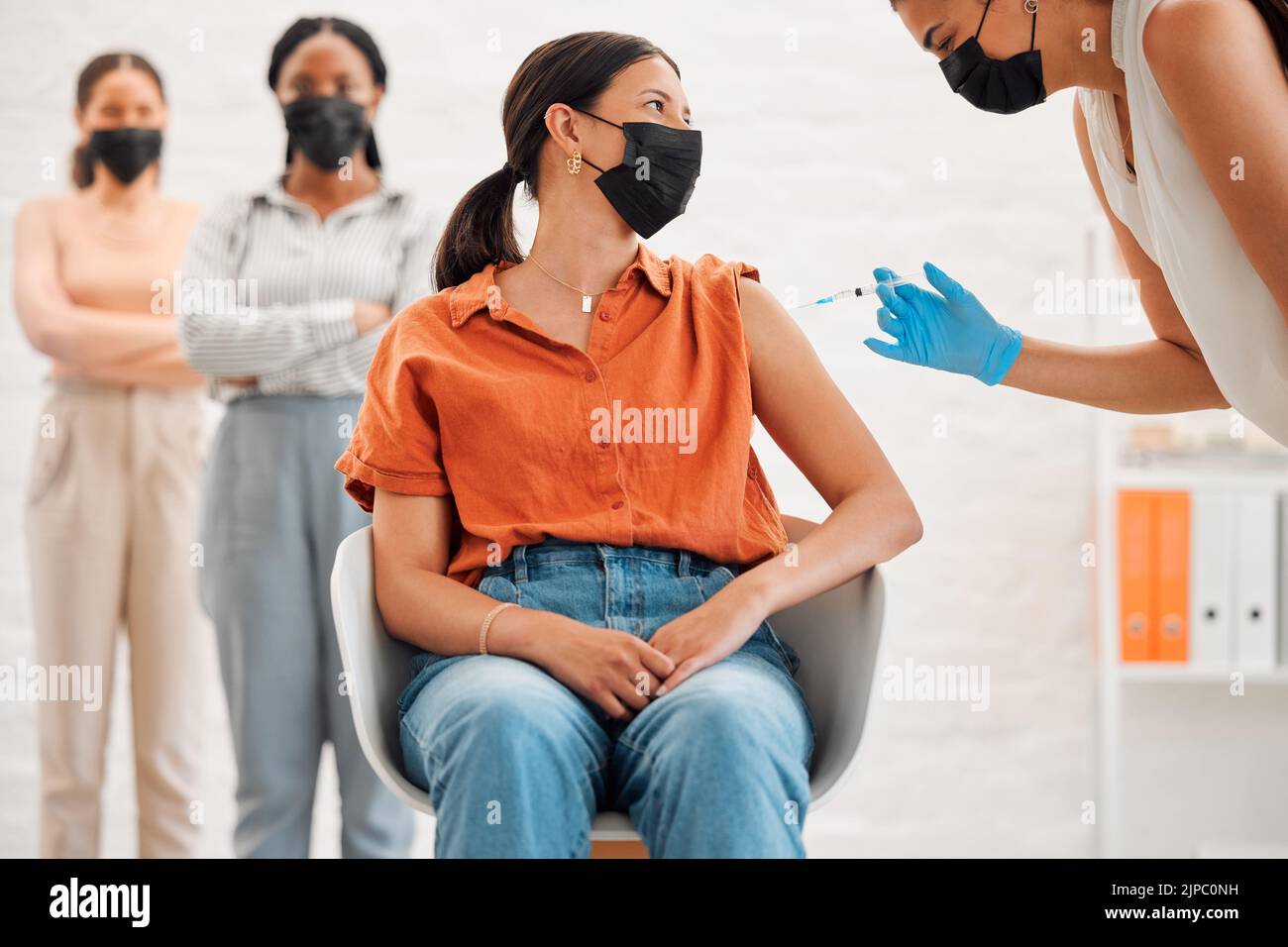 Impfstoff, Virus und Impfung in der Klinik für Covid-Nadelschuss. Gesundheitsplan für die öffentliche Gesundheit und schwere Krankheiten von der Regierung. Medizin Stockfoto