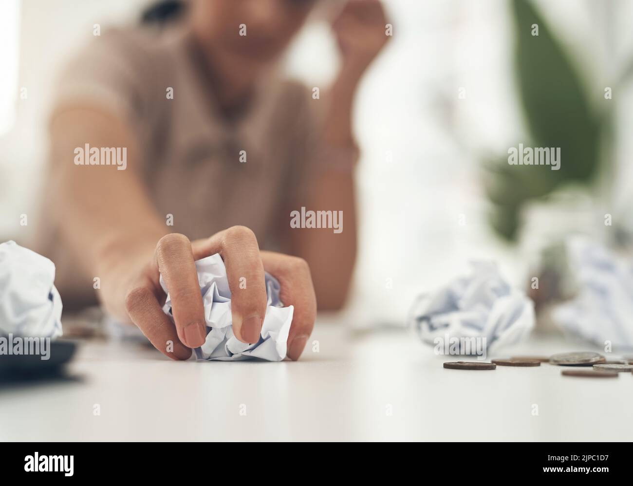 Stress, Angst und Sorge mit zerknittertem Papier in der Hand eines Autors oder Journalisten, der mit Schriftstellern leidet, blockieren. Ein Schriftsteller, der mit Finanzen zu kämpfen hat Stockfoto