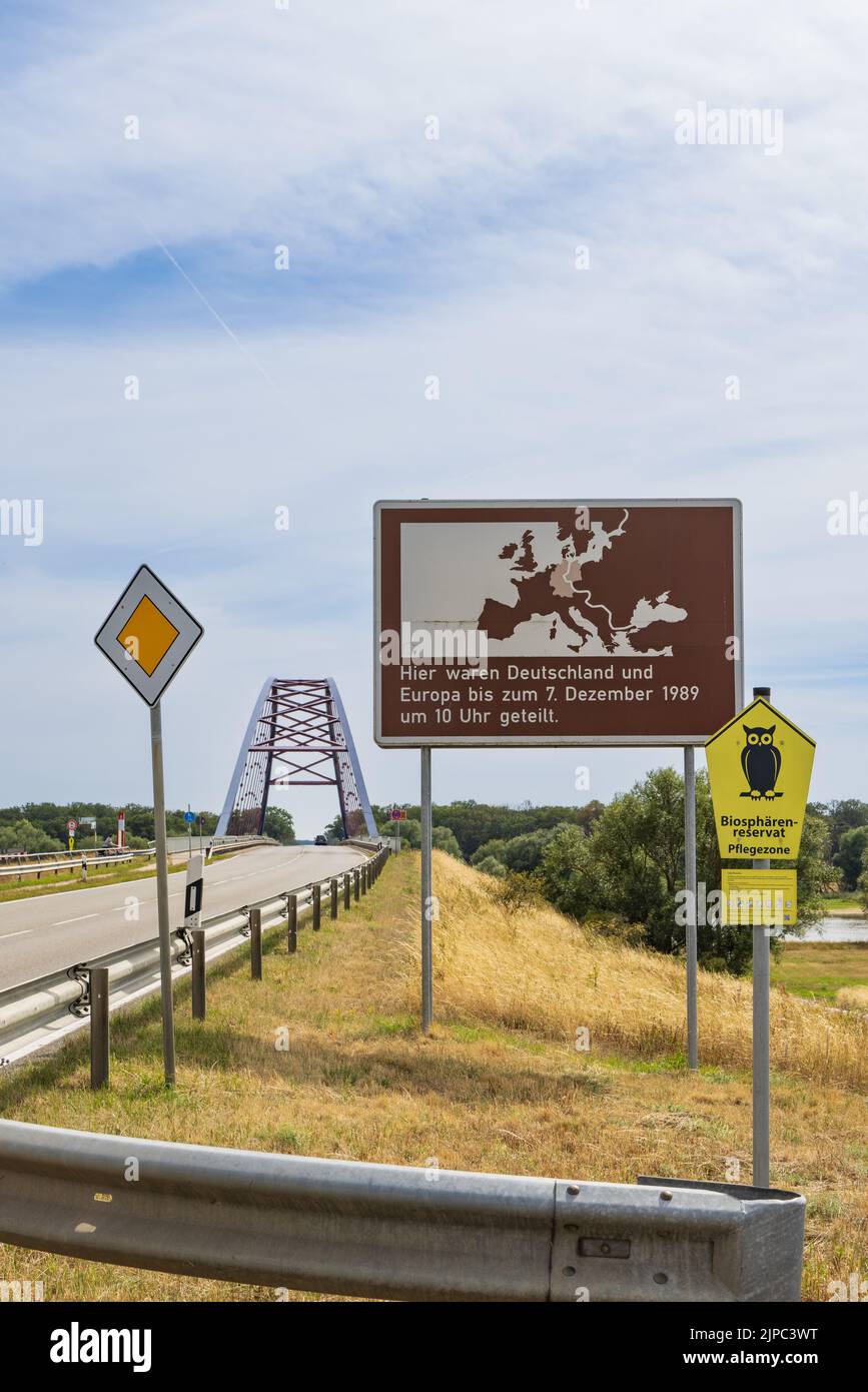 Domtiz, Deutschland - 2. August 2022: Gedenkschild und Brücke entlang der ehemaligen innerdeutschen Grenze in Domitz in Deutschland zur Erinnerung an die deutsche Abteilung in Ost- und Westdeutschland Stockfoto