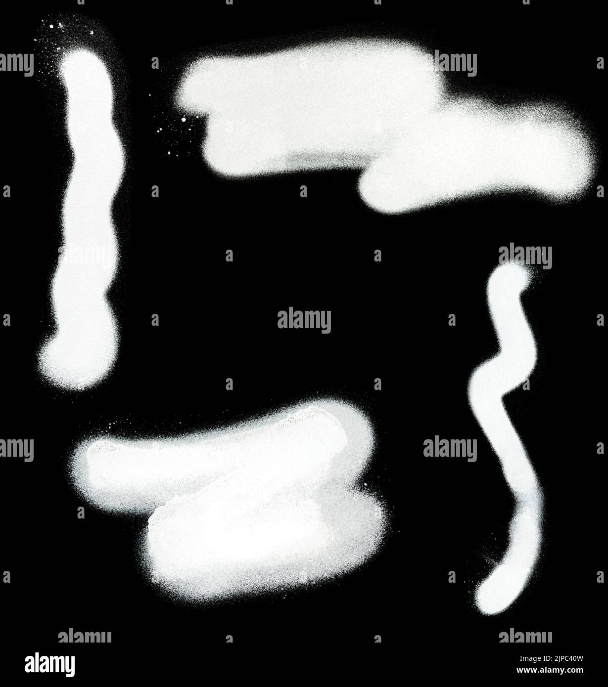 Nahaufnahme von vier weißen Spritzlacklinien und -Formen, isoliert auf schwarzem Hintergrund. Stockfoto