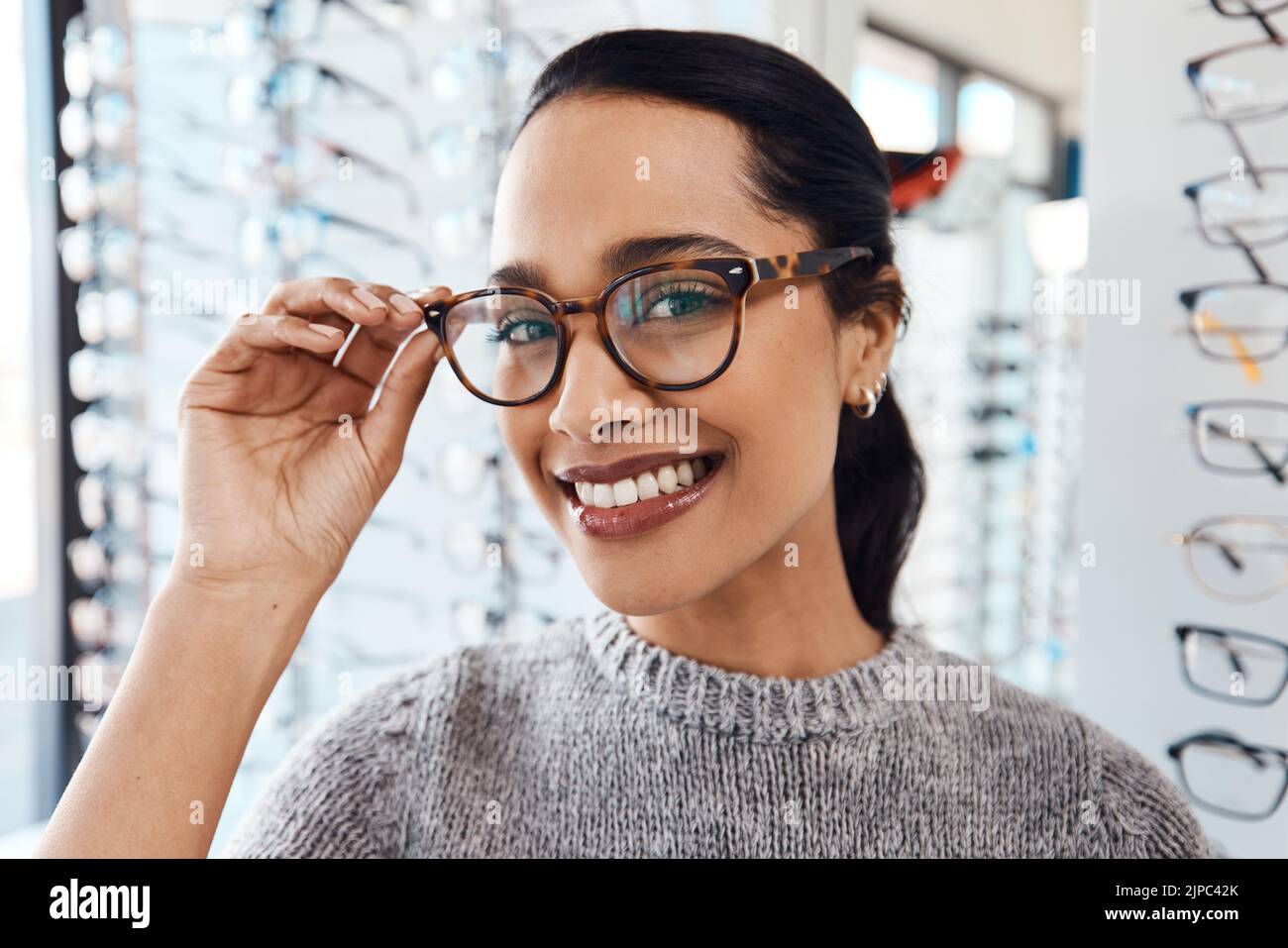 Frau mit modischen Brillen, modischer Brille und neuen verschreibungspflichtigen Linsen bei einem Optiker. Porträt eines Kunden, der sich für die Auswahl, den Kauf und entscheidet Stockfoto