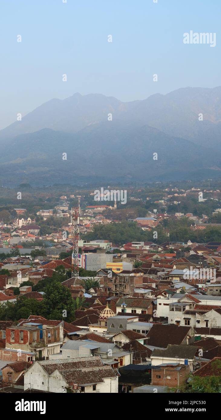 Panorama-Schönheit der Stadt Malang am Morgen Stockfoto