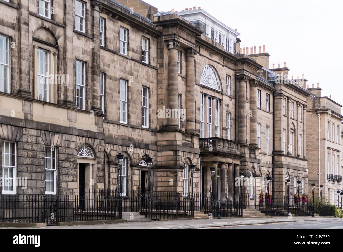 Blick auf georgianische Gebäude in der Neustadt von Edinburgh Stockfoto