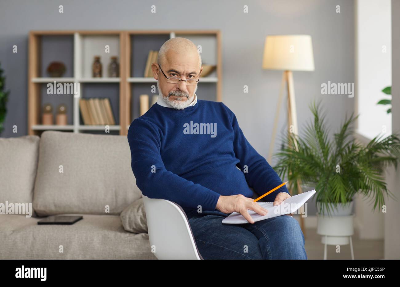 Porträt eines ernsthaften alten Mannes im Büro posieren Stockfoto
