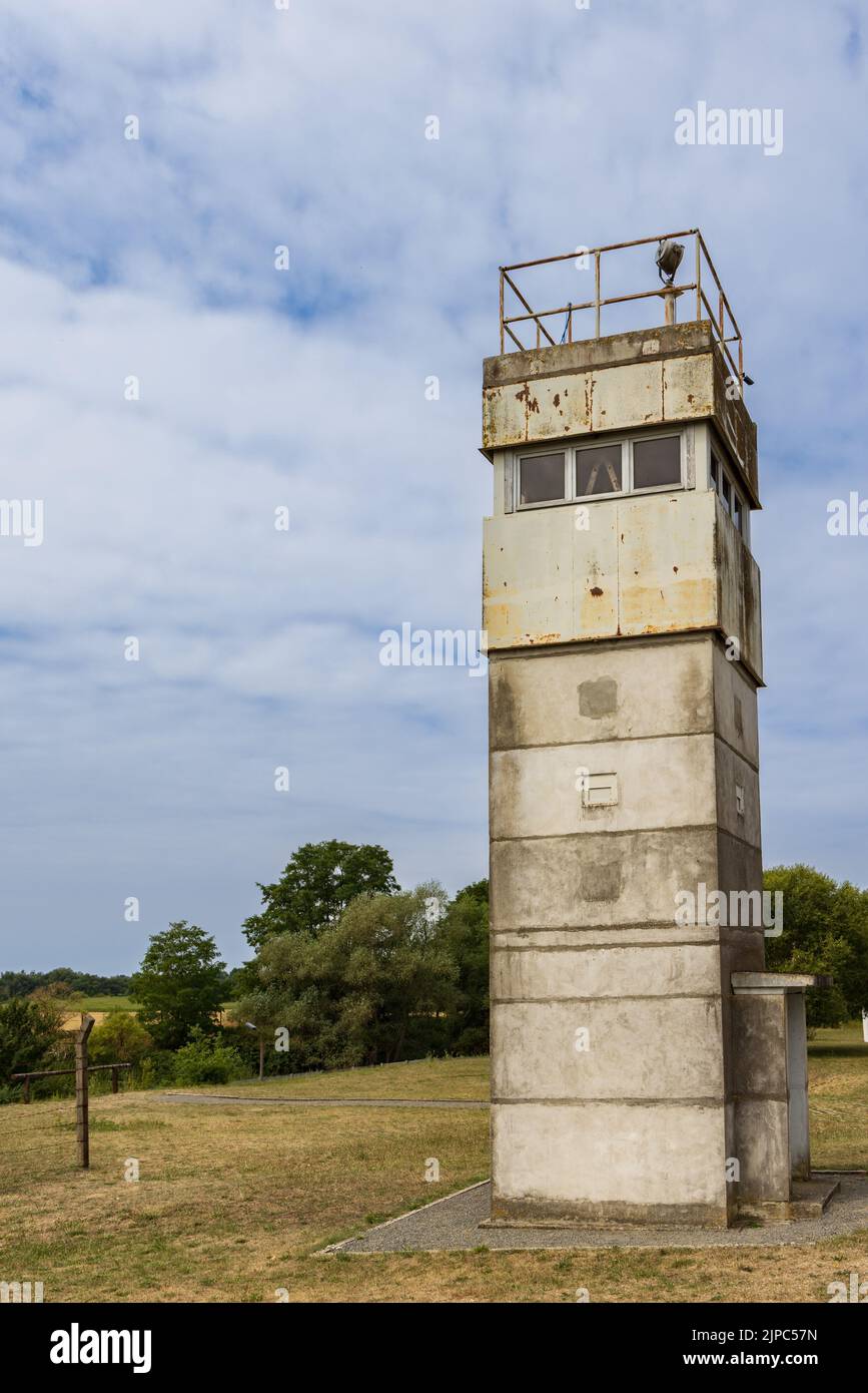 Wachturm am Grenzhaus oder Grenzhus-Museum in Schlagsdorf erzählt die Geschichte des Eisernen Vorhangs zwischen Ost- und Westdeutschland während des Kalten Krieges Stockfoto