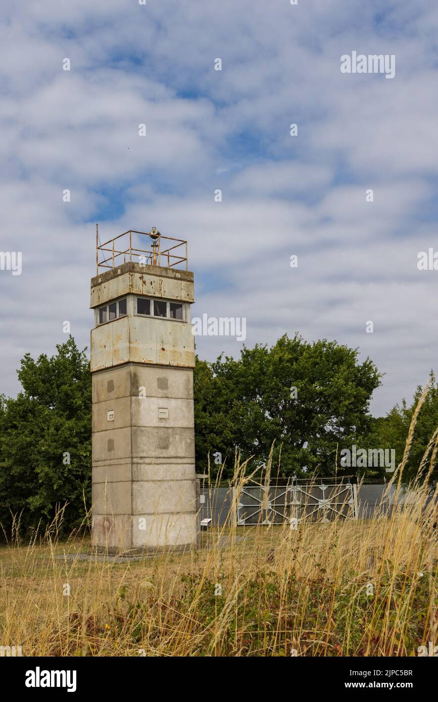 Wachturm am Grenzhaus oder Grenzhus-Museum in Schlagsdorf erzählt die Geschichte des Eisernen Vorhangs zwischen Ost- und Westdeutschland während des Kalten Krieges Stockfoto