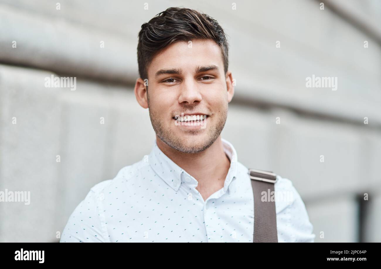 Gesicht eines glücklichen, lächelnden und professionellen Geschäftsmanns, Unternehmers oder Angestellten, der in der Stadt steht. Portrait-Kopfbild eines charmanten Mannes Stockfoto