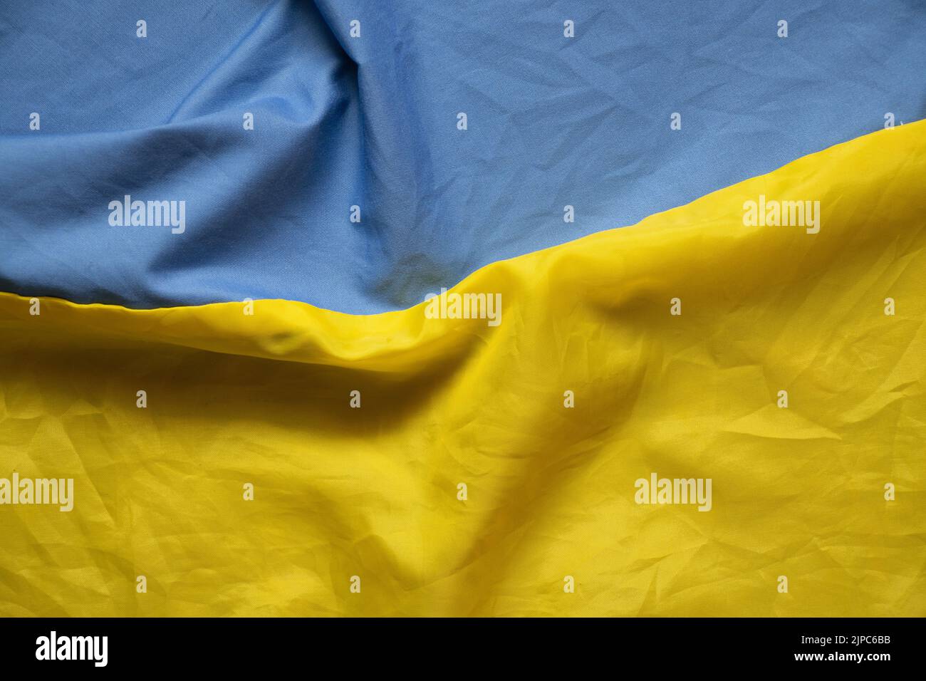 Gelb-blaue Nationalflagge der Ukraine als Hintergrund, stoppen Krieg und Frieden in der Ukraine 2022 Stockfoto