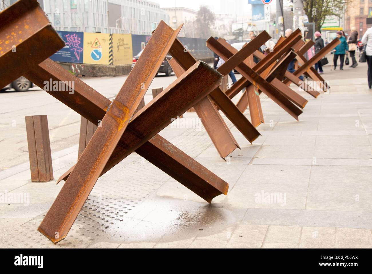 Ukraine Dnepr 20.04.2022 Panzerabwehrigel auf der Straße einer Stadt in der Ukraine während des Krieges mit Russland, um ihre Heimatstadt vor Russland zu schützen Stockfoto