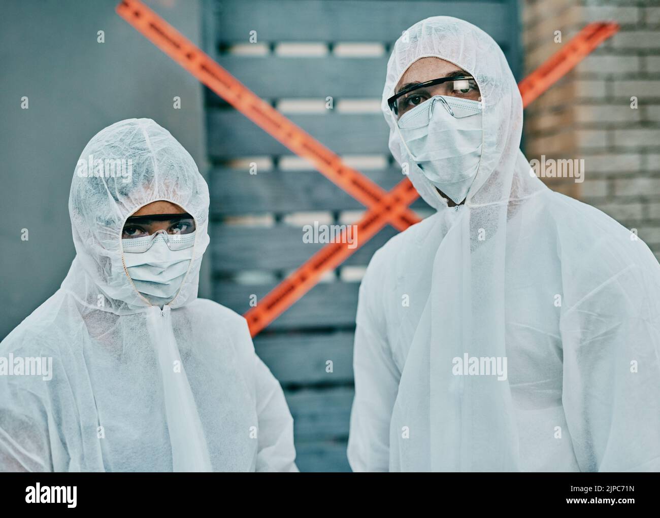 Mitarbeiter von Covid, Coronavirus und Ausbruch im Gesundheitswesen untersuchen die Kontamination vor Ort mit Bürokratie, Schutzmasken und Anzügen. Porträt der medizinischen Stockfoto