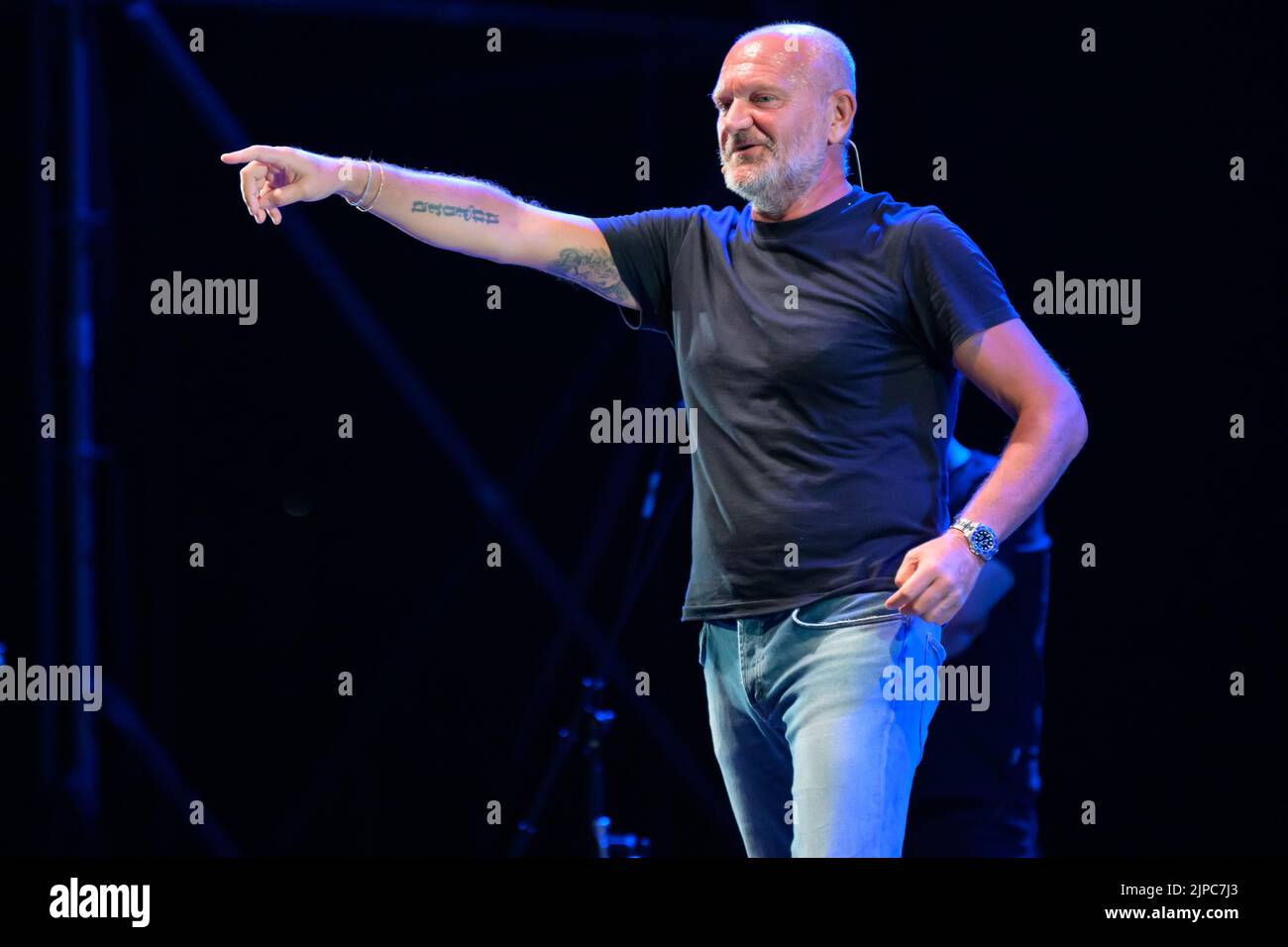 Forte Dei Marmi, Italien. 16. August 2022. Andrea Pucci tritt mit seiner Show in der Villa Bertelli in Forte dei Marmi mit einem ausverkauften auf. Auf dem Foto Andrea Pucci Kredit: Stefano Dalle Luche/Alamy Live News Stockfoto