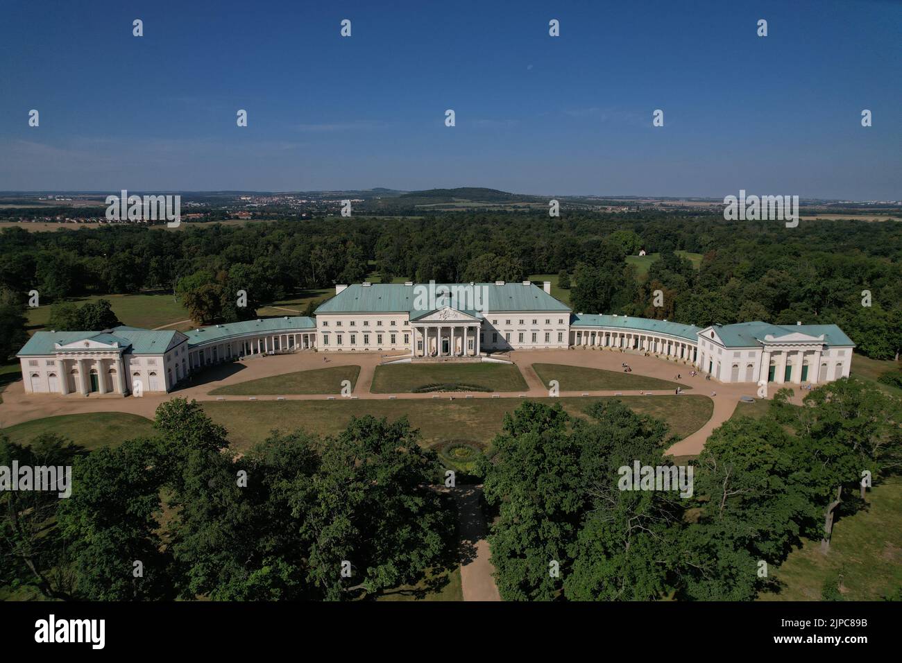 Schloss Kacina ist eines der wichtigsten Gebäude der Empire-Architektur in Böhmen in der Nähe von Kutna Hora, Tschechische Republik, Europa.Zámek Kačina, Luft Stockfoto