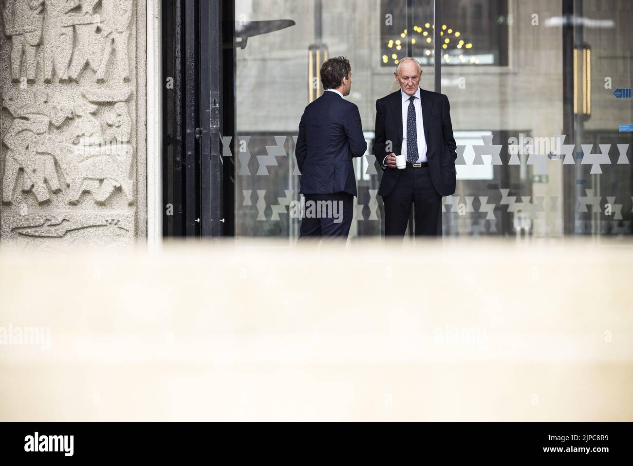 2022-08-17 09:38:16 ARNHEM - Mediator Johan Remkes vor einer Beratung mit Bauherren und Arbeitgeber über Stickstoff-Politik. Die Baubranche möchte erneut auf den Plan aufmerksam machen, der im vergangenen Jahr unter anderem gemeinsam mit der Agrar- und Gartenbauorganisation LTO Nederland vorgestellt wurde, um aus der Stickstoffkrise herauszukommen. Sie besagt, dass die Emissionen bis 2030 um etwa 40 Prozent gesenkt werden müssen, wobei das Kabinett nun eine Halbierung annimmt. ANP ROB ENGELAAR niederlande aus - belgien aus Stockfoto