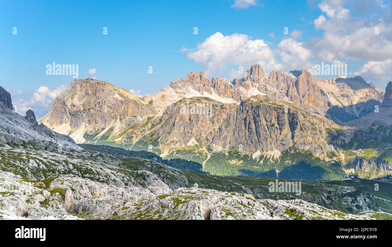 Panoramablick auf die Dolomiten Stockfoto