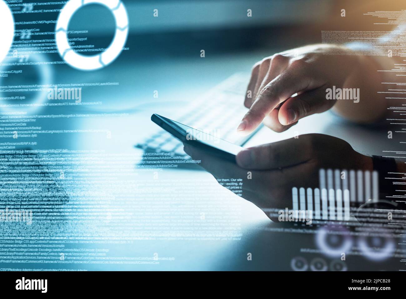 Nahaufnahme Software-Entwickler Hände arbeiten am Telefon, Eingabe von Programmcode. Digitale SSL-Sprache der Zukunft mit genialer IT-Unterstützung Stockfoto