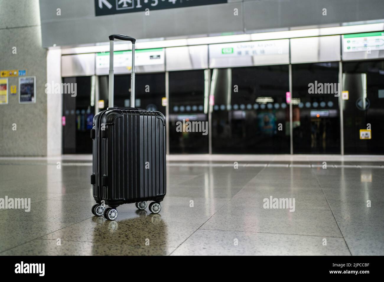Gepäck auf dem Bahnsteig am Flughafen von Singapur Stockfoto