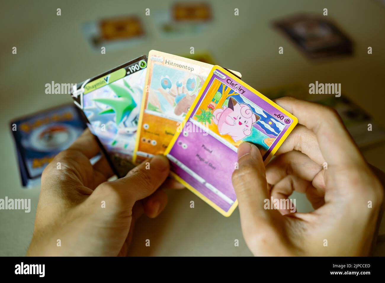 Bangkok, Thailand - 16. August 2022: Ein Mann spielt Pokémon TCG, ein Sammelkartenspiel basierend auf dem Pokémon-Franchise. Stockfoto
