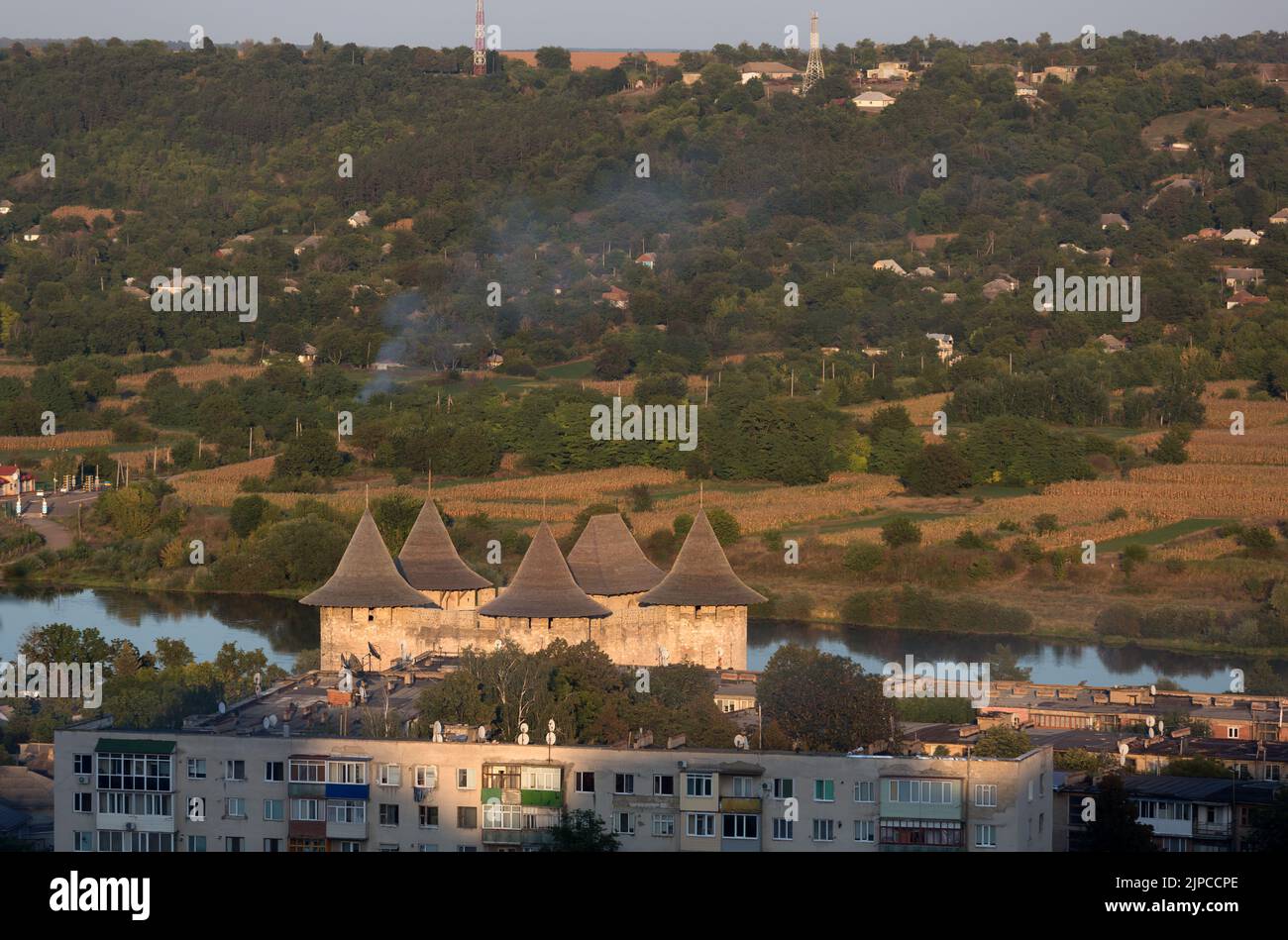 02.09.2016, Soroca, Rajon Soroca, Republik Moldau - Blick in Richtung Wohnblock, Festung Soroca und der Grenzfluss Dnister, dahinter ist Ukr Stockfoto