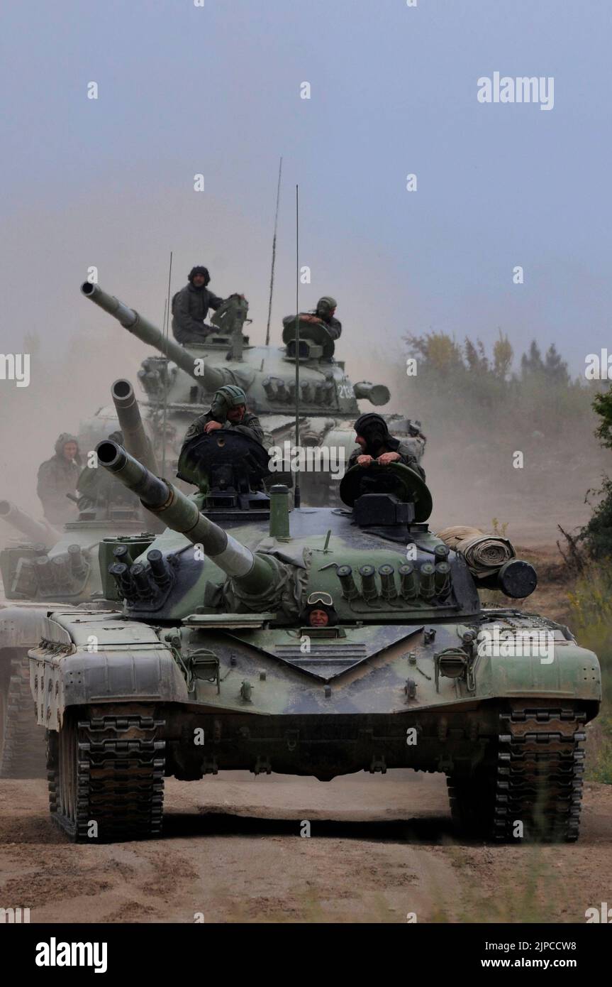 Hauptkampfpanzer der serbischen Armee M84 (Version des sowjetischen T-72) und M80 Panzerbesatzungen während der Übung auf militärischem Bereich Stockfoto