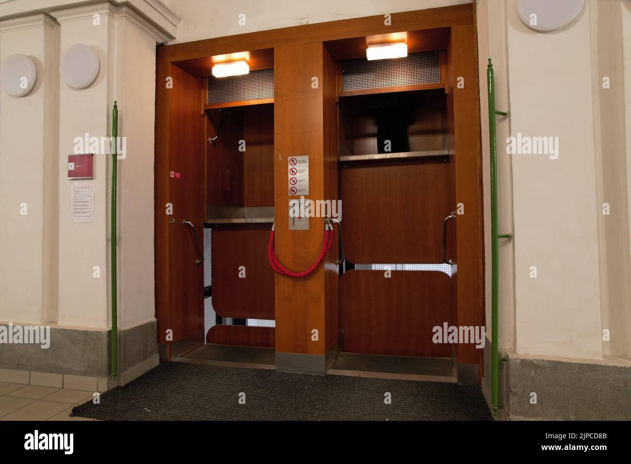 Paternoster lift -Fotos und -Bildmaterial in hoher Auflösung – Alamy
