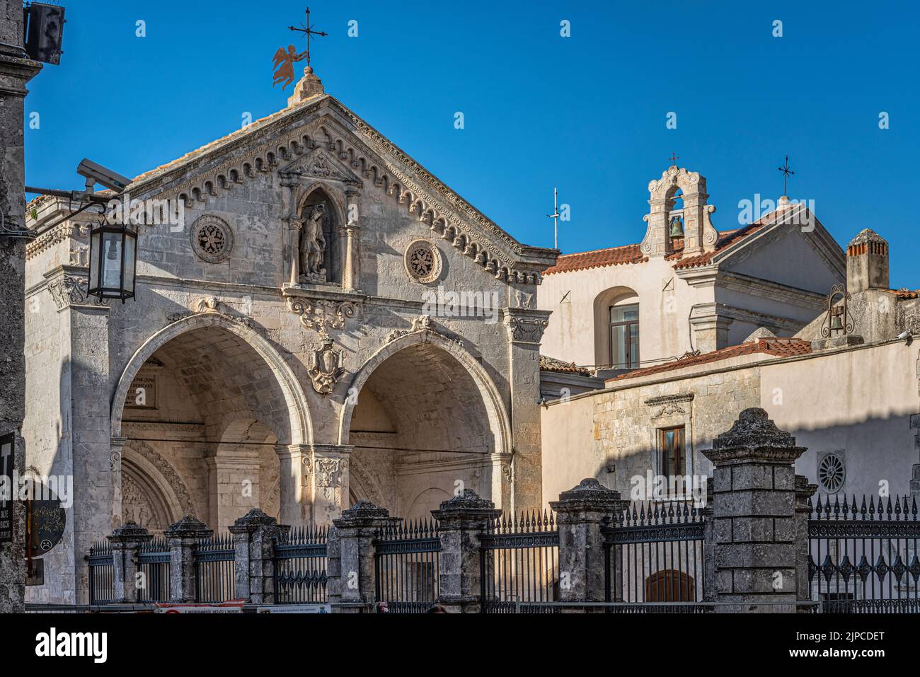 Fassade des Heiligtums von San Michele Arcangelo in Monte Sant'Angelo sul Gargano in Apulien. Monte Sant'Angelo, Gargano, Provinz Foggia, Apulien Stockfoto