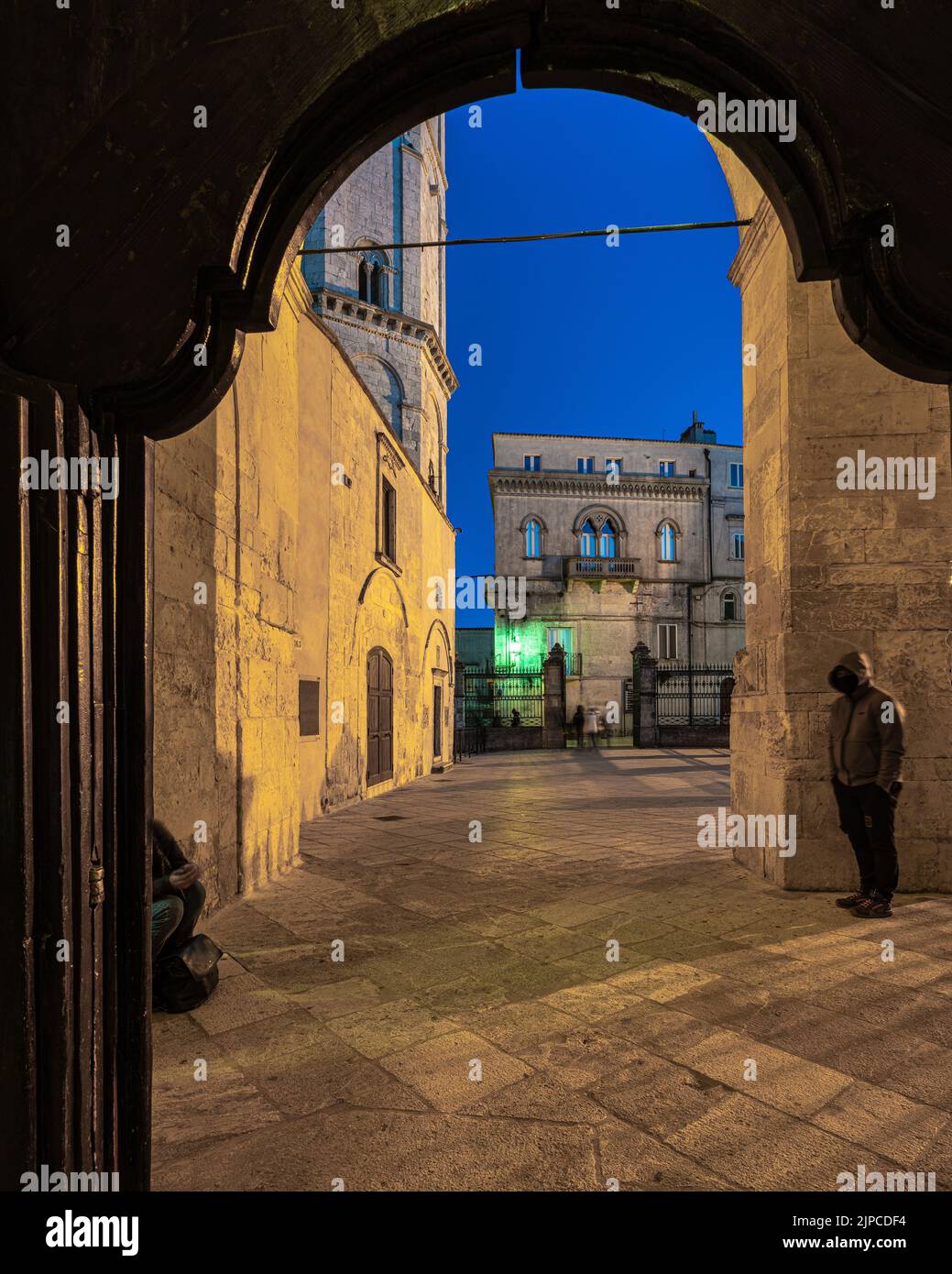 Blick auf den Platz vor dem Eingang zum Heiligtum von San Michele Arcangelo in Monte Sant'Angelo. Monte Sant'Angelo, Apulien, Italien Stockfoto