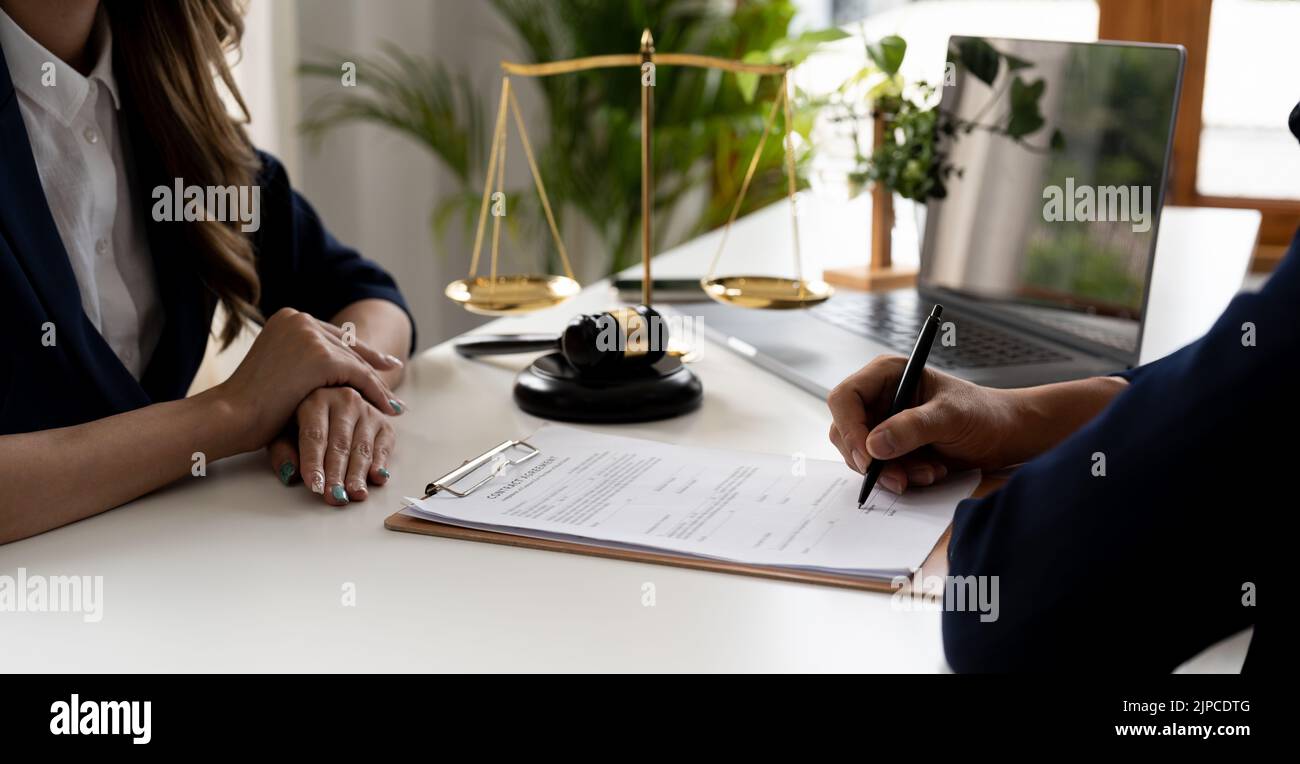 Hände unterzeichnen den Vertrag. Konzept der Vertragsvereinbarung. Stockfoto