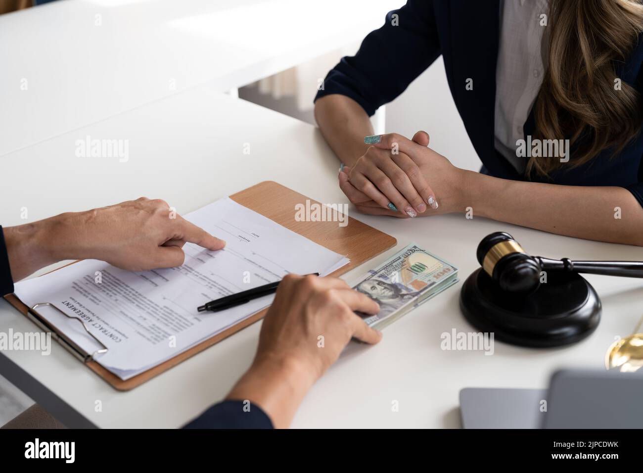 Geschäftsleute, die einen Vertrag aushandeln. Menschliche Hände, die mit Dokumenten am Schreibtisch arbeiten und einen Vertrag unterzeichnen. Stockfoto