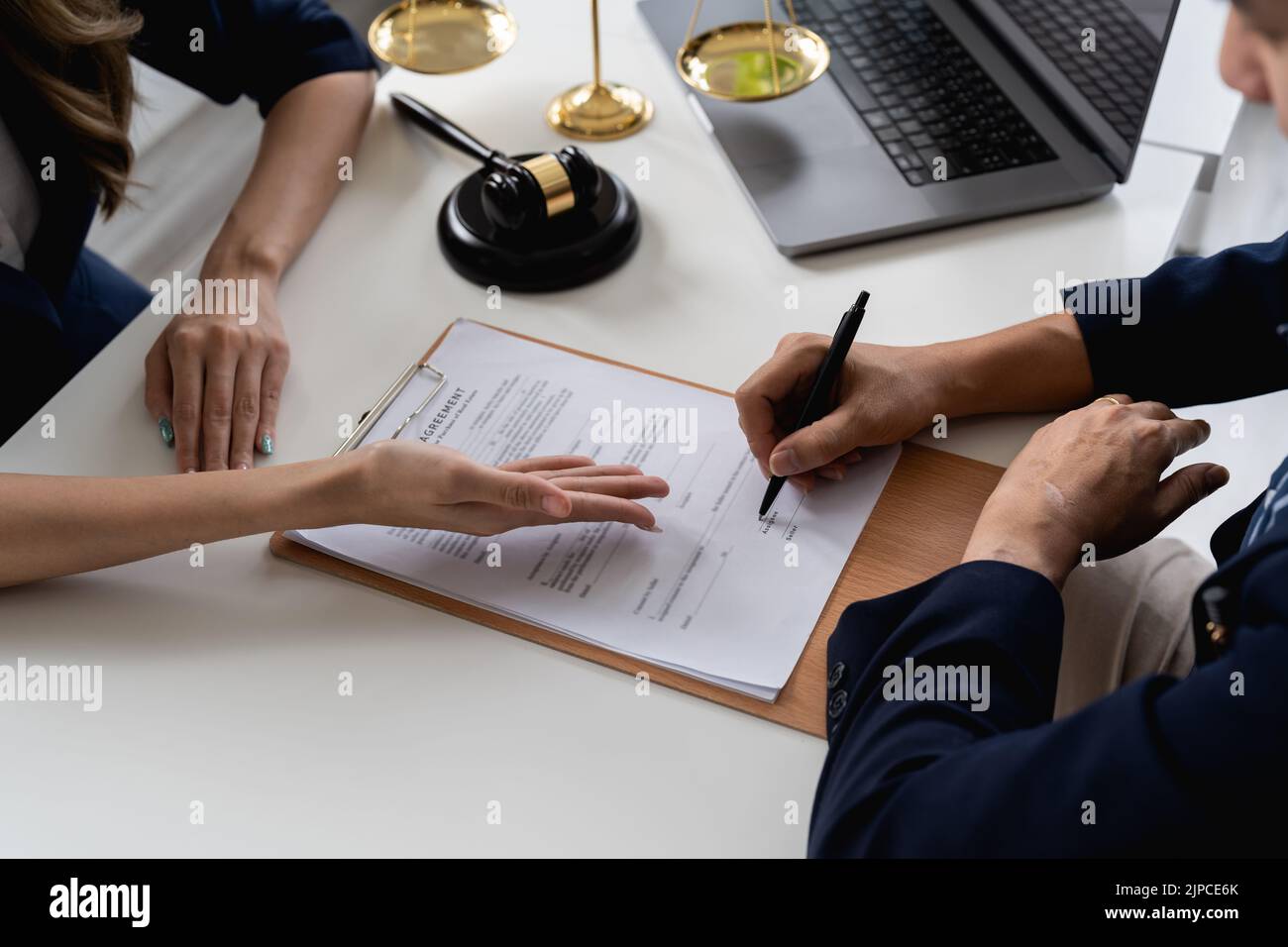 Geschäftsleute, die einen Vertrag aushandeln. Menschliche Hände, die mit Dokumenten am Schreibtisch arbeiten und einen Vertrag unterzeichnen. Stockfoto